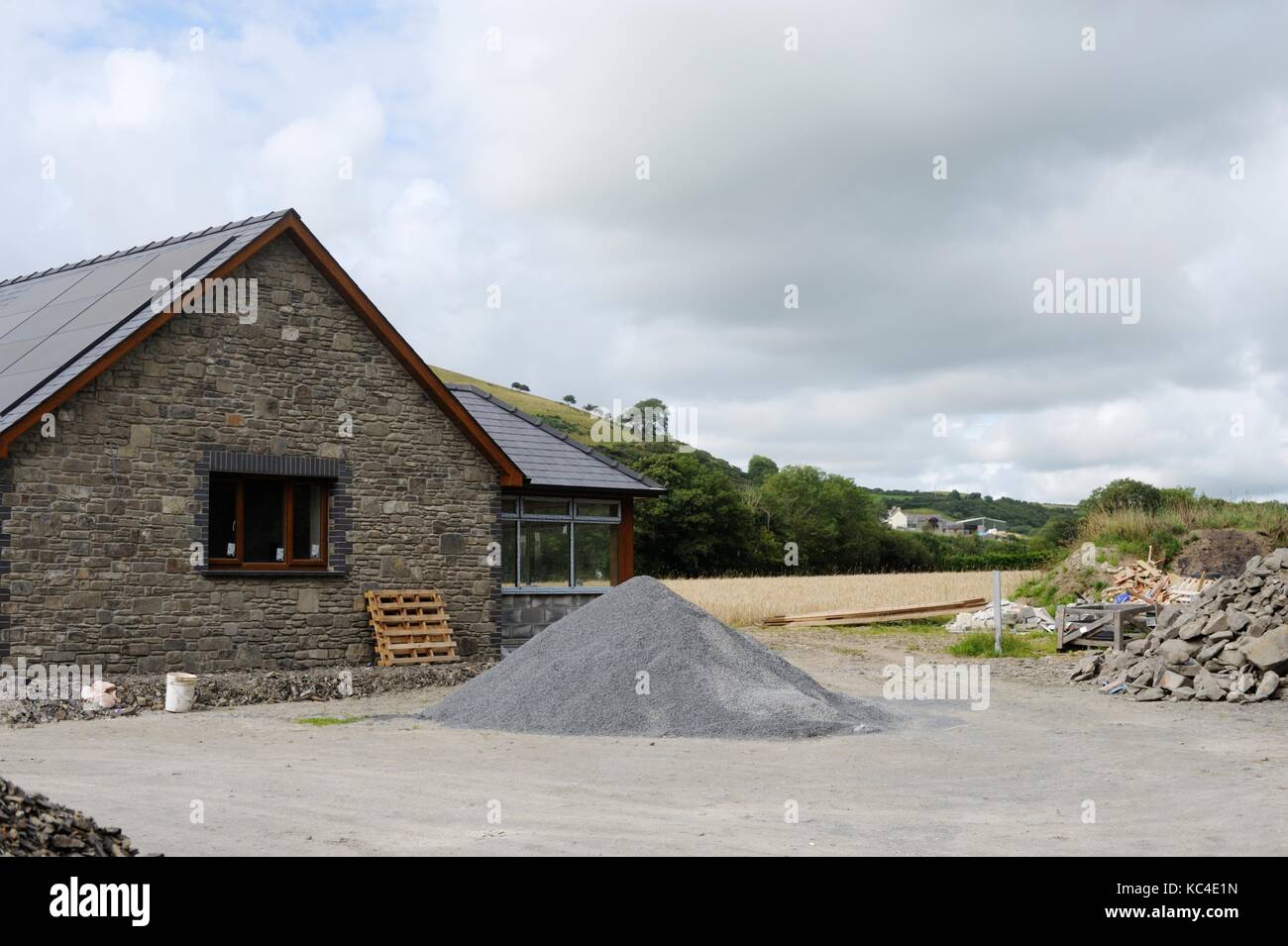 Costruzione di un impresa rurale abitazione con principale azienda esistente complesso in background, Llanrhystud, Wales, Regno Unito. Foto Stock