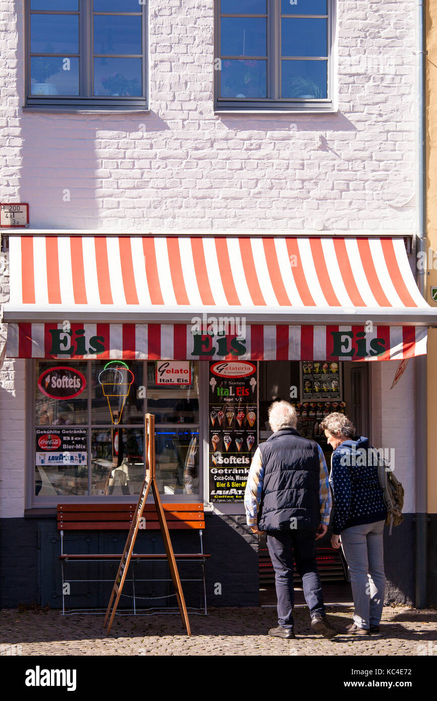 Germania, Colonia, gelateria al mercato del pesce nella parte vecchia della città. Deutschland, Koeln, Eisdiele am Fischmarkt in der Altstadt. Foto Stock