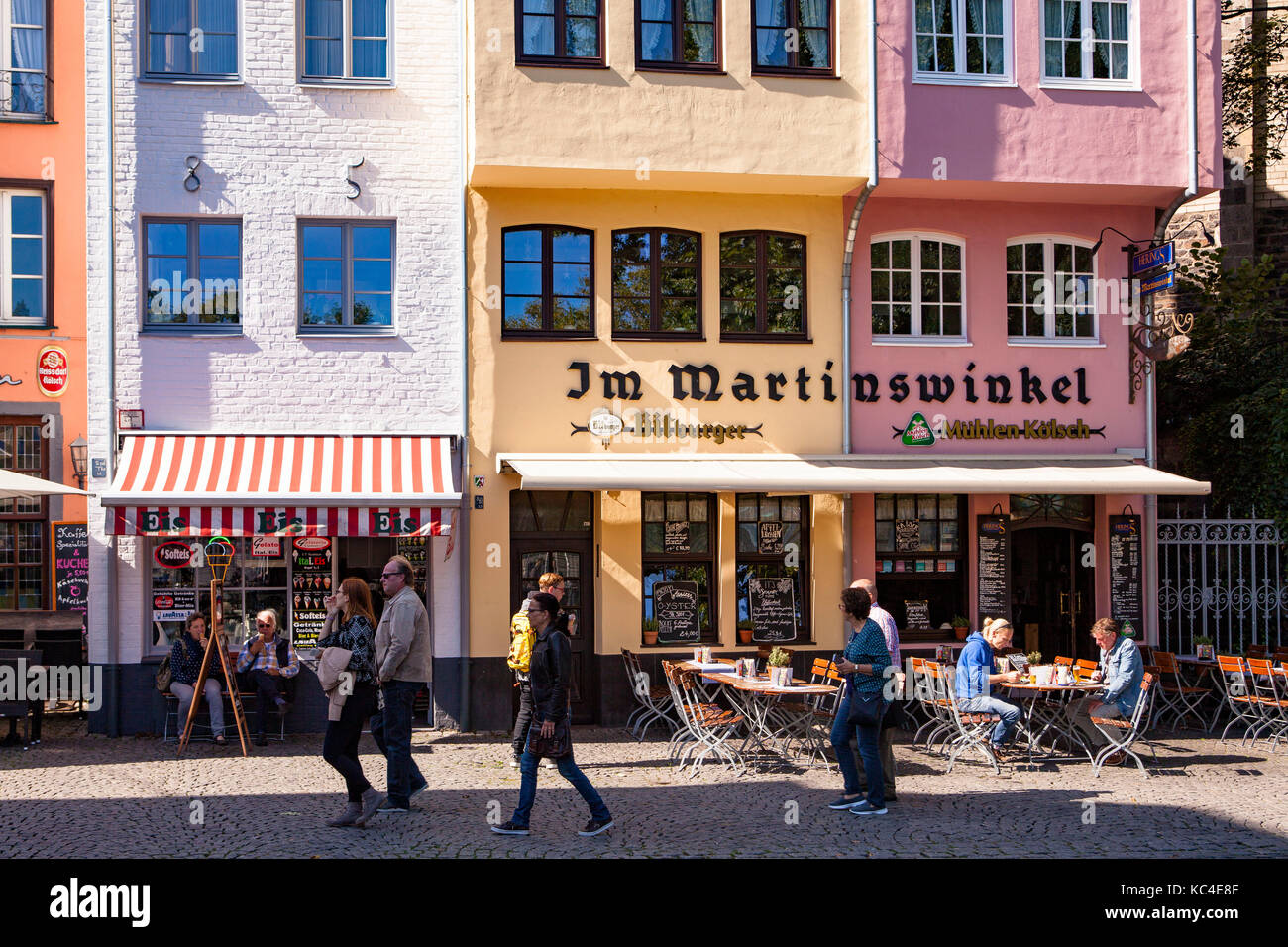 Germania, Colonia, il mercato del pesce nella parte vecchia della città, case di fronte alla chiesa Gross St. Martin. Deutschland, Koeln, der Fischmarkt in d Foto Stock