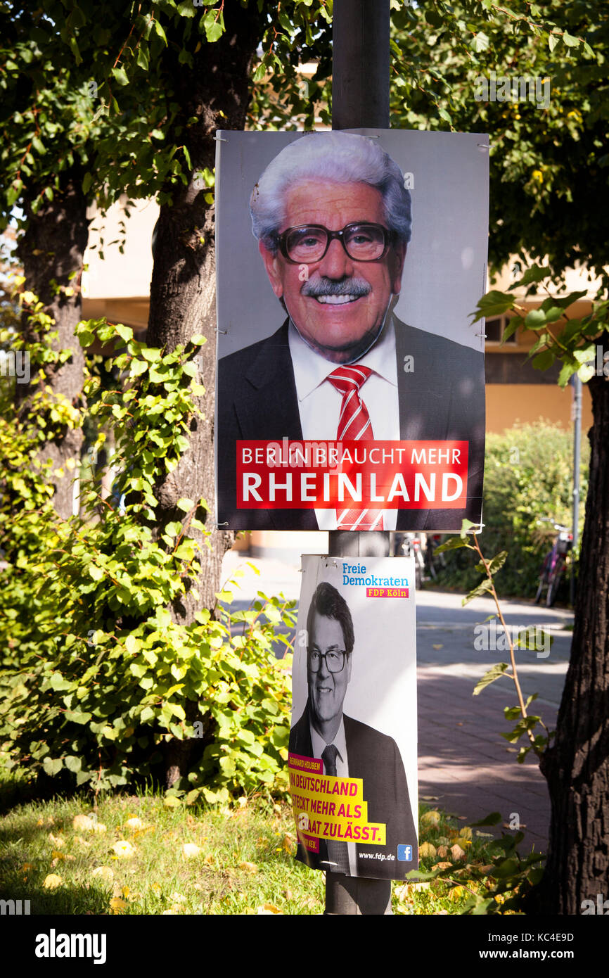 Germania, Colonia, un scherzatore ha coperto un poster delle elezioni SPD sulla strada Konrad-Adenauer-Ufer con una foto del popolare attore Willy Millowitsch. Foto Stock