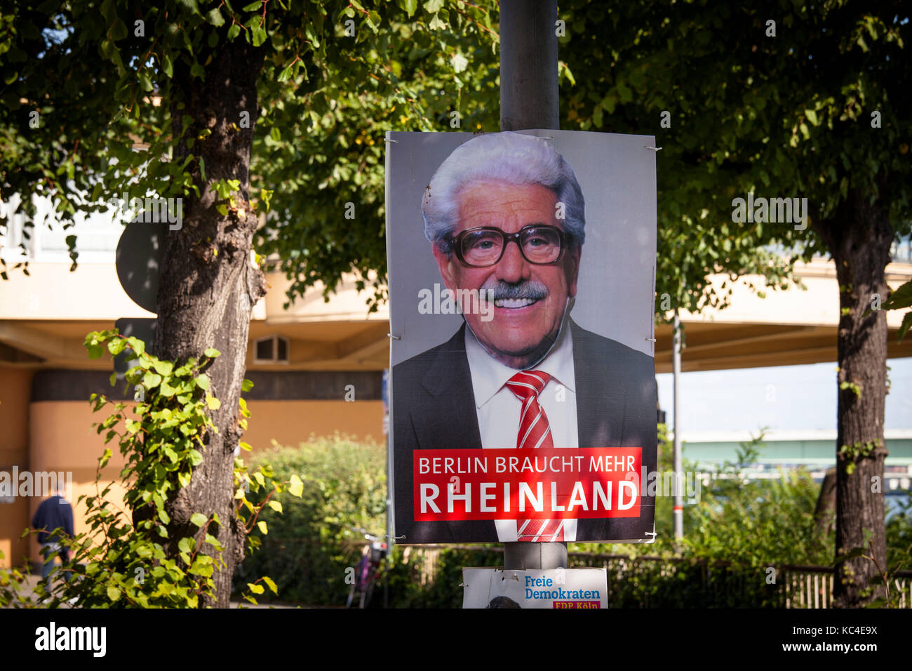 Germania, Colonia, un scherzatore ha coperto un poster delle elezioni SPD sulla strada Konrad-Adenauer-Ufer con una foto del popolare attore Willy Millowitsch. Foto Stock