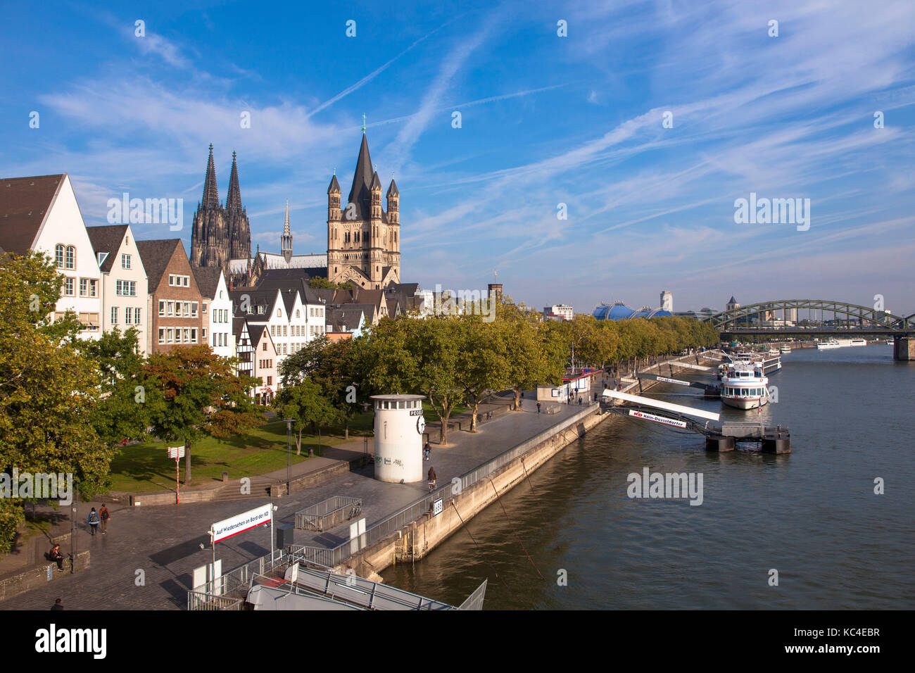 Germania, Colonia, case nella parte vecchia della città alla Frankenwerft, la cattedrale e la chiesa al lordo di San Martino. Deutschland, Koeln, Haeuser Foto Stock