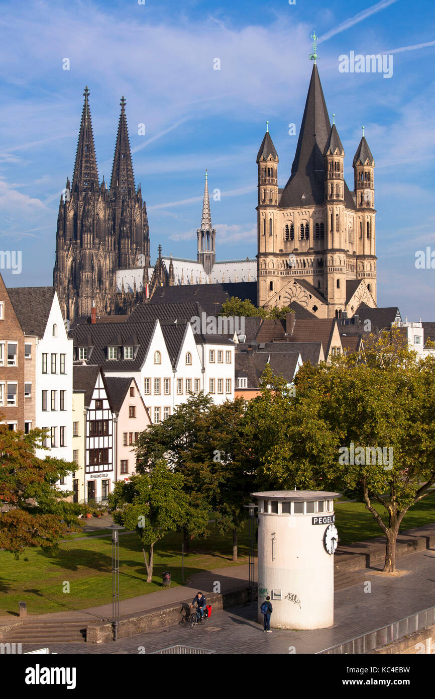 Germania, Colonia, case nella parte vecchia della città a Frankenwerft, la cattedrale e la chiesa Gross St. Martin, orologio livello dell'acqua. Deutschla Foto Stock