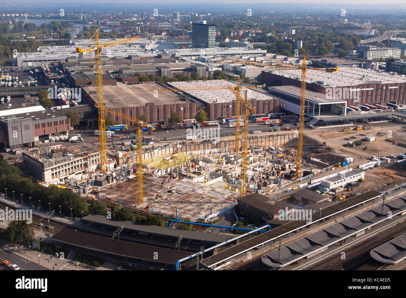 Germania, Colonia, vista dalla Torre Triangolo di Colonia al cantiere del progetto di costruzione MesseCiy Koeln vicino al centro espositivo in t Foto Stock