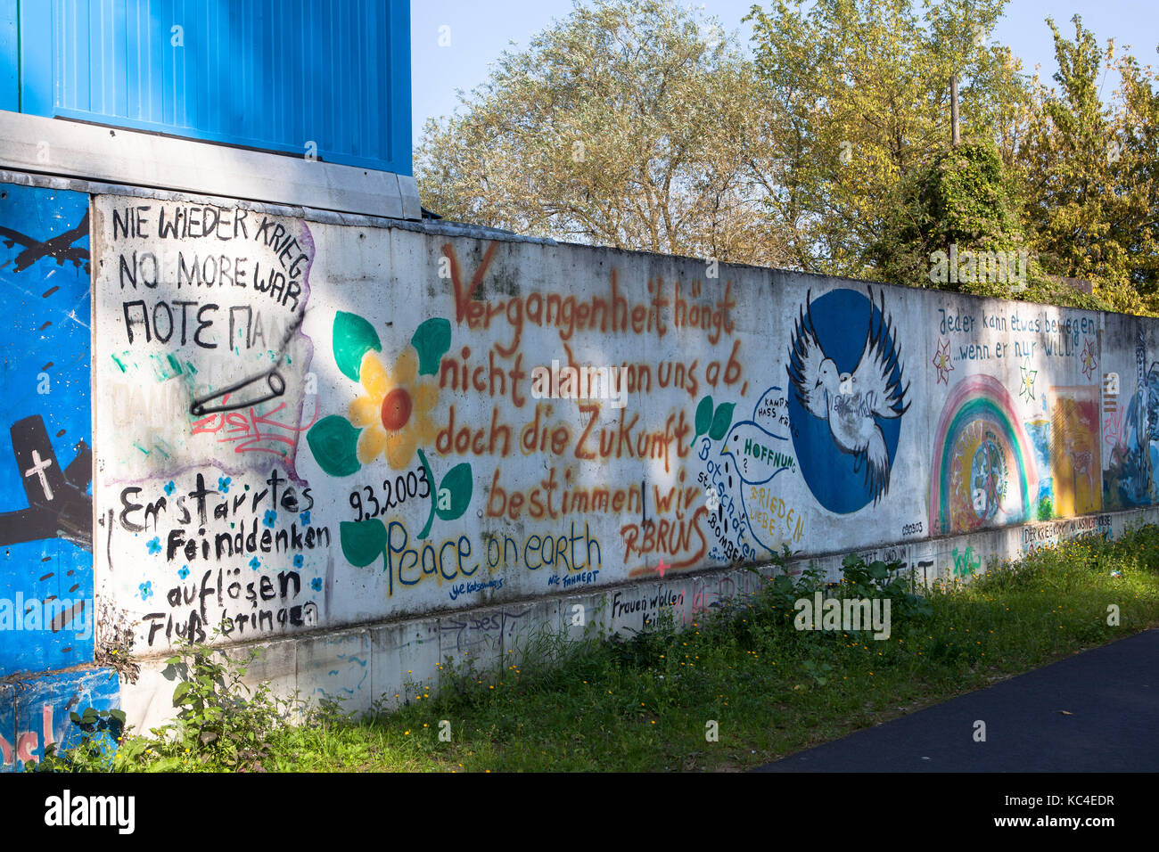 In Germania, in RENANIA DEL NORD-VESTFALIA, Colonia, graffiti su un muro nel porto muelheim. Deutschland NORDRHEIN-WESTFALEN, koeln, graffitis auf mauer im Foto Stock