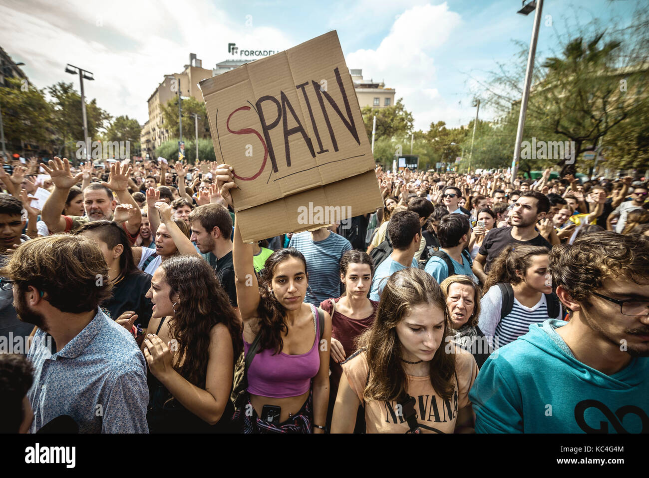 Barcellona, Spagna. 2 ottobre, 2017. catalano gli attivisti si riuniscono per protestare contro la violenza della polizia durante la secessione referendum a ottobre 1st. Spagna il governo centrale nega che vi sia stato un referendum e non accettare il risultato del referendum catalano di legge era stato sospeso dalla Spagna la Corte costituzionale credito: Matthias oesterle/alamy live news Foto Stock