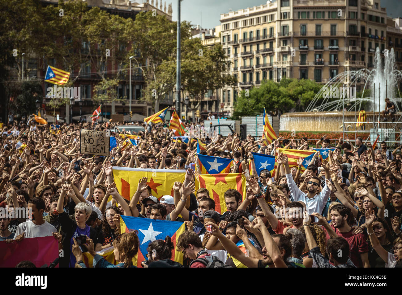 Barcellona, Spagna. 2 ottobre, 2017. catalano attivisti sollevare le mani a Barcellona il Catalonia square dopo una marcia silenziosa per protestare contro la violenza della polizia durante la secessione referendum a ottobre 1st. Spagna il governo centrale nega che vi sia stato un referendum e non accettare il risultato del referendum catalano di legge era stato sospeso dalla Spagna la Corte costituzionale credito: Matthias oesterle/alamy live news Foto Stock