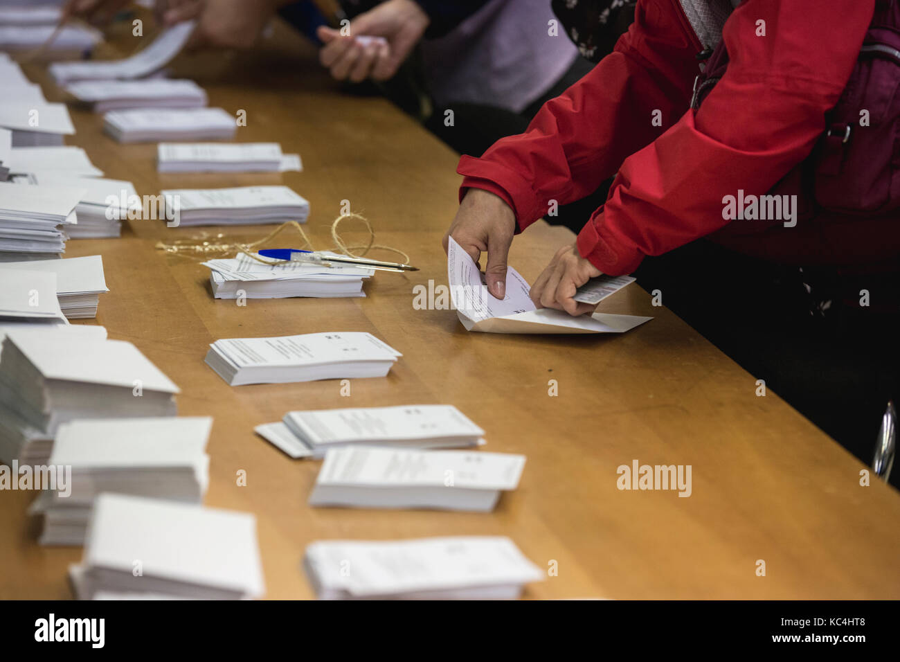 Barcellona, Spagna. 1 ott 2017. Le persone sono la protezione della loro scuola dalla polizia per votare nel referendum catalana di Barcellona, il 1 ottobre 2017 credit: David ortega baglietto/alamy live news Foto Stock