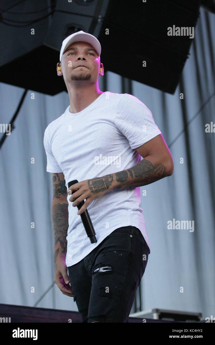 Kane Brown sul palco per il Route 91 Harvest Concert Festival - DOM 2, Las Vegas Village, Las Vegas, NV 1° ottobre 2017. Foto di: JA/Everett Collection Foto Stock