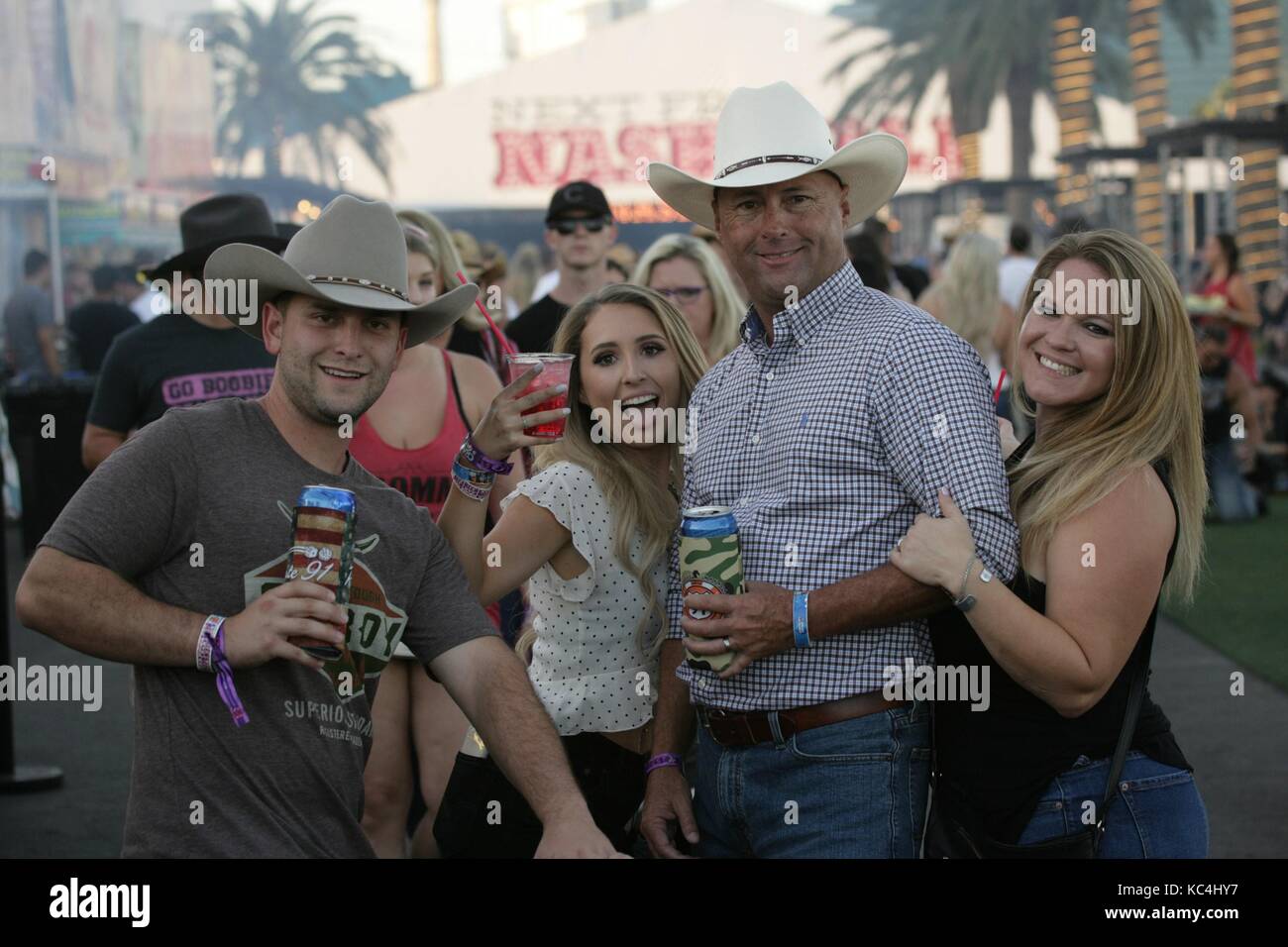 Gli appassionati di musica country sul palco per il Route 91 Harvest Concert Festival - DOM 2, Las Vegas Village, Las Vegas, NV 1° ottobre 2017. Foto di: JA/Everett Collection Foto Stock