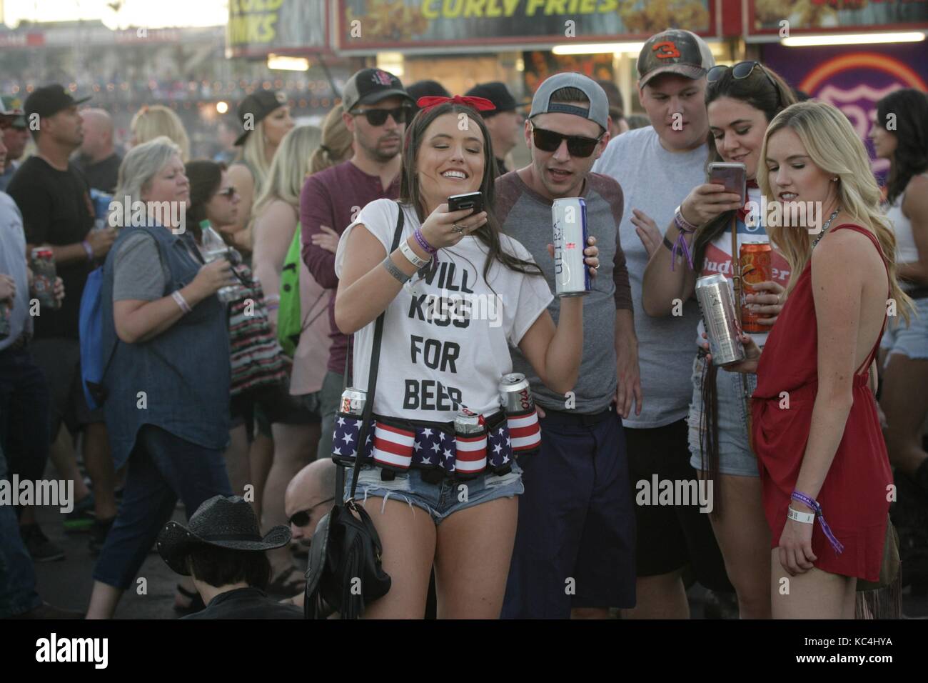 Gli appassionati di musica country sul palco per il Route 91 Harvest Concert Festival - DOM 2, Las Vegas Village, Las Vegas, NV 1° ottobre 2017. Foto di: JA/Everett Collection Foto Stock