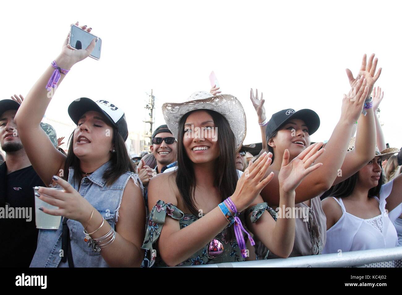 Gli appassionati di musica country sul palco per il Route 91 Harvest Concert Festival - DOM 2, Las Vegas Village, Las Vegas, NV 1° ottobre 2017. Foto di: JA/Everett Collection Foto Stock