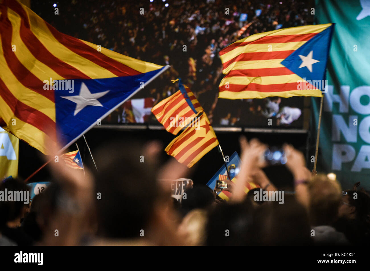 Barcellona, Spagna. 2 Ottobre, 2017. Plaza de Catalunya, celebrazione della vittoria del referendum da parte di migliaia di persone. Più di cinque milioni di catalano ammissibili gli elettori sono stimati a visitare 2,315 seggi elettorali oggi per la Catalogna il referendum sull indipendenza dalla Spagna. Il governo spagnolo a Madrid ha dichiarato il voto illegale e antidemocratico. Credito: SOPA Immagini limitata/Alamy Live News Foto Stock
