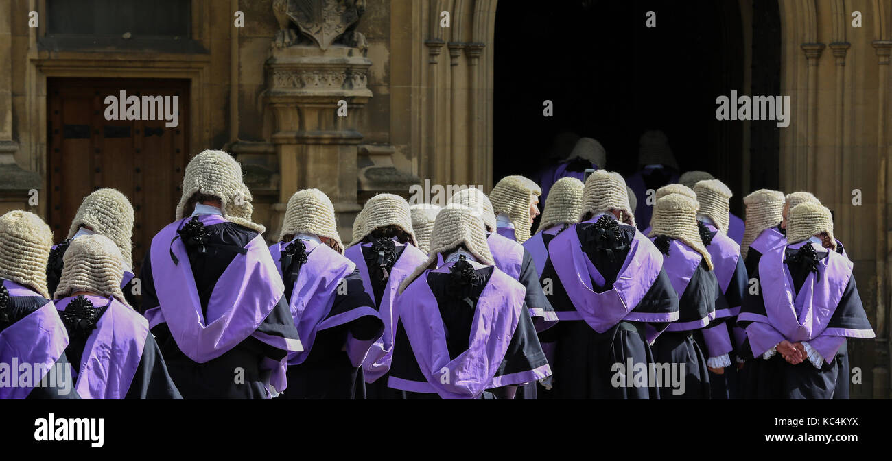 Abbazia di Westminster Londra, Regno Unito. 2 ottobre, 2017. david lidington, Lord Cancelliere e segretario di Stato per la giustizia e sir ian Burnett, signore giustizia principale conduce una processione di alti magistrati di membri da Westminster Abbey a St Stephen's ingresso nella casa del parlamento per contrassegnare l'inizio dell'anno giudiziario nel Regno Unito. Credito: dinendra haria/alamy live news Foto Stock