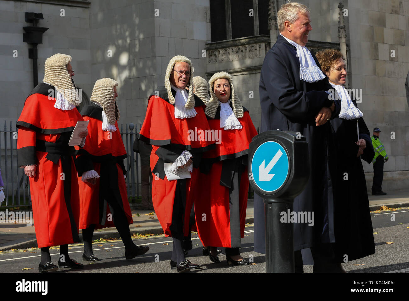 Abbazia di Westminster Londra, Regno Unito. 2 ottobre, 2017. david lidington, Lord Cancelliere e segretario di Stato per la giustizia e sir ian Burnett, signore giustizia principale conduce una processione di alti magistrati di membri da Westminster Abbey a St Stephen's ingresso nella casa del parlamento per contrassegnare l'inizio dell'anno giudiziario nel Regno Unito. Credito: dinendra haria/alamy live news Foto Stock