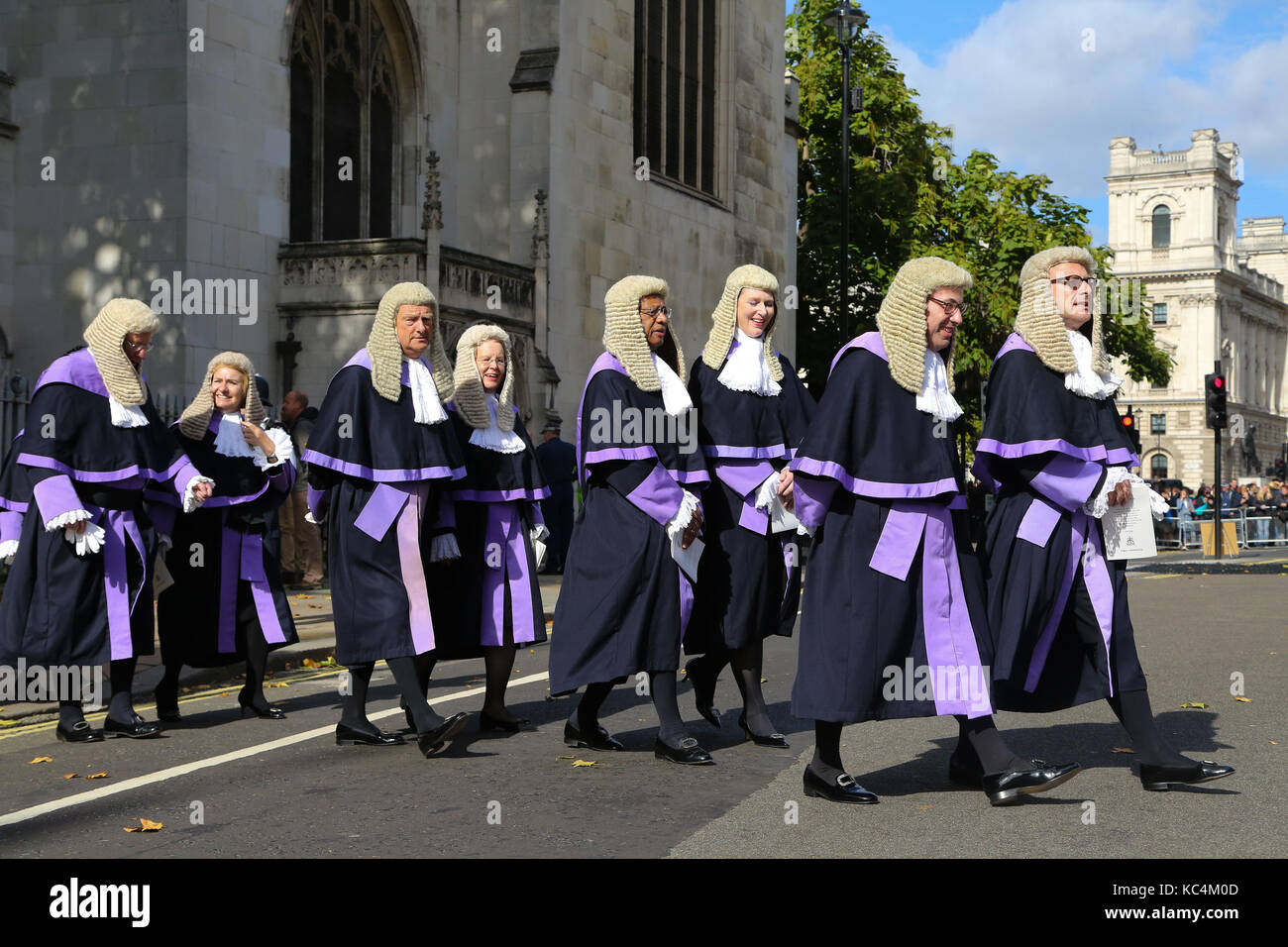 Abbazia di Westminster Londra, Regno Unito. 2 ottobre, 2017. david lidington, Lord Cancelliere e segretario di Stato per la giustizia e sir ian Burnett, signore giustizia principale conduce una processione di alti magistrati di membri da Westminster Abbey a St Stephen's ingresso nella casa del parlamento per contrassegnare l'inizio dell'anno giudiziario nel Regno Unito. Credito: dinendra haria/alamy live news Foto Stock