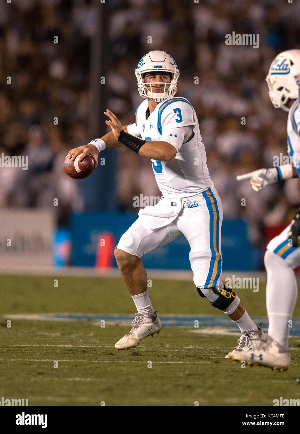 Pasadena, CA. Il 30 settembre, 2017. UCLA quarterback (3) Josh Rosen guarda per un ricevitore aperto durante il Colorado Buffaloes vs la UCLA Bruins del gioco del calcio. UCLA ha sconfitto il Colorado 27-23 sabato, 30 Settembre 2017 presso il Rose Bowl a Pasadena, in California. (Obbligatorio Credito: Juan Lainez/MarinMedia.org/Cal Sport Media) (completare il fotografo e il credito richiesto) Credito: csm/Alamy Live News Foto Stock