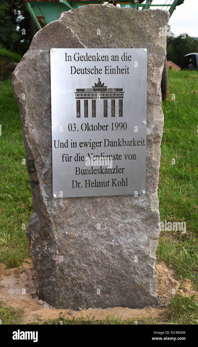 File - il monumento di pietra per l'ex Cancelliere Kohl con una placca di metallo, fotografati dopo una campagna cdu evento in tellow vicino teterow, Germania, 31 agosto 2017. La placca si legge "in gedenken an die deutsche einheit - 3. oktober 1990 - und in ewiger dankbarkeit fuer die verdienste von bundeskanzler dr. Helmut Kohl' (lit. "Nel memoriale dell'unità tedesca - 3 ottobre 1990 - e in eterna riconoscenza per i servizi del cancelliere federale dr. Helmut Kohl'). il masso dall'mecklenburgian regione svizzera verrà eretto in teterow il 3 ottobre 2017. photo: Stefan Sauer/dpa Foto Stock