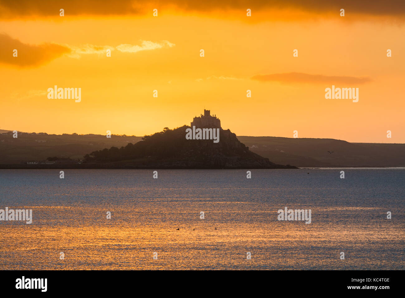 Penzance, Cornwall, Regno Unito. 3° Ott, 2017. Regno Unito Meteo. Un glorioso inizio di giornata come il sole sorge su St Michaels Mount, e il mare a Mounts Bay, come una zona di alta pressione si sposta più vicino. Credito: Simon Maycock/Alamy Live News Foto Stock