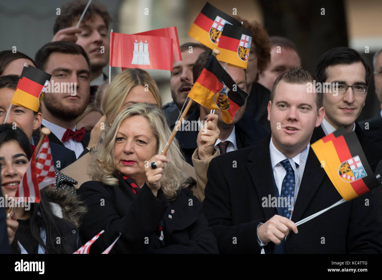 Mainz, Germania. 03 ott 2017. scelto cittadini attendere l'arrivo di organi costituzionali presso la centrale di celebrazione dell'unità tedesca giorno in Mainz, Germania, 03 ottobre 2017. La festa corre sotto il motto "zusammen sind wir Deutschland " (lit. Insieme ci sono la Germania). Credito: Boris roessler/dpa/alamy live news Foto Stock