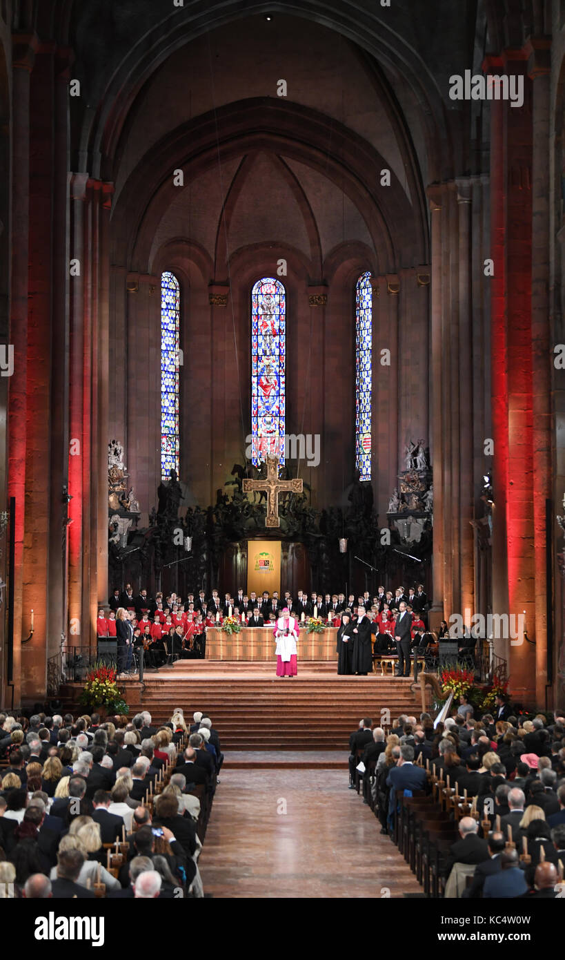 Mainz, Germania. 03 ott 2017. Il Vescovo di Mainz peter kohlgraf (c) apre il servizio durante la celebrazione centrale dell'unità tedesca giorno nella cattedrale di Mainz, Germania, 03 ottobre 2017. La festa corre sotto il motto "zusammen sind wir Deutschland " (lit. Insieme ci sono la Germania). Credito: arne dedert/dpa/alamy live news Foto Stock