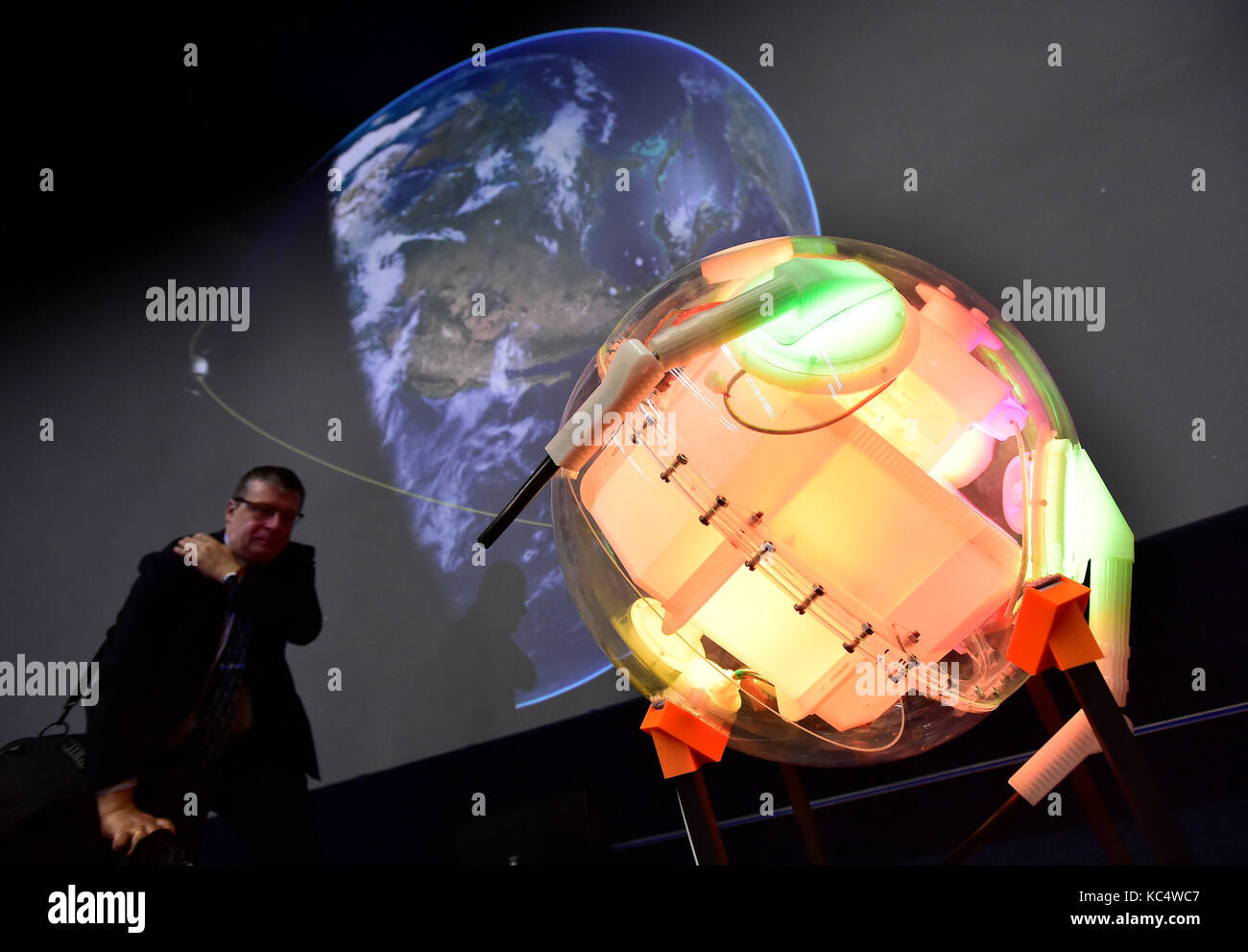 Praga, Repubblica ceca. 03 ott 2017. replica di Sputnik 1, realizzato dalla stampante 3D, è visto durante la conferenza stampa sul sessantesimo anniversario del lancio del primo satellite artificiale Sputnik 1, nel planetario di Praga, nella Repubblica ceca il 3 ottobre 2017. Credito: roman vondrous/ctk foto/alamy live news Foto Stock