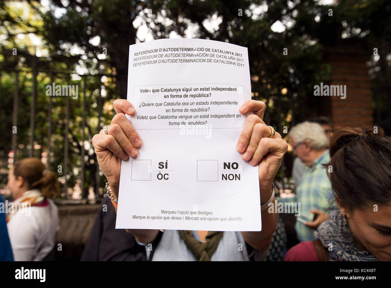 Barcellona, Spagna. 03 ott 2017. Un pro seprataist dell'indipendenza catalana referendum può contenere fino a scrutinio del referendum vicino alla scuola 'Raimondo Lullo', uno dei luoghi che hanno ricevuto più la repressione della polizia durante l'indipendenza catalana referendum della scorsa domenica a Barcellona, Spagna, 03 ottobre 2017. Dopo il controverso referendum in Catalogna, il governo regionale di puigdemont si prepara per la secessione dalla Spagna, secondo le proprie rivendicazioni. Credito: dpa picture alliance/alamy live news Foto Stock