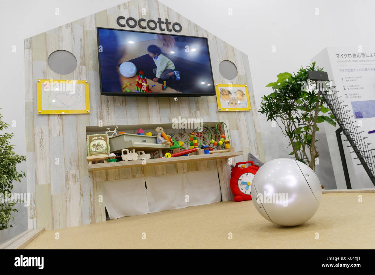 Chba, Giappone. 3° ott 2017. panasonic per la cura dei bambini cocotto robot sul display al Ceatec Giappone 2017 il 3 ottobre 2017, Chiba, Giappone. la mostra combinata di tecnologie avanzate (Ceatec Giappone) è una tecnologia di esposizione che mostra le ultime tendenze e sviluppi. ceatec durerà fino al 6 ottobre presso l'international Convention Complex makuhari messe a Chiba. Credito: aflo co. ltd./alamy live news Foto Stock