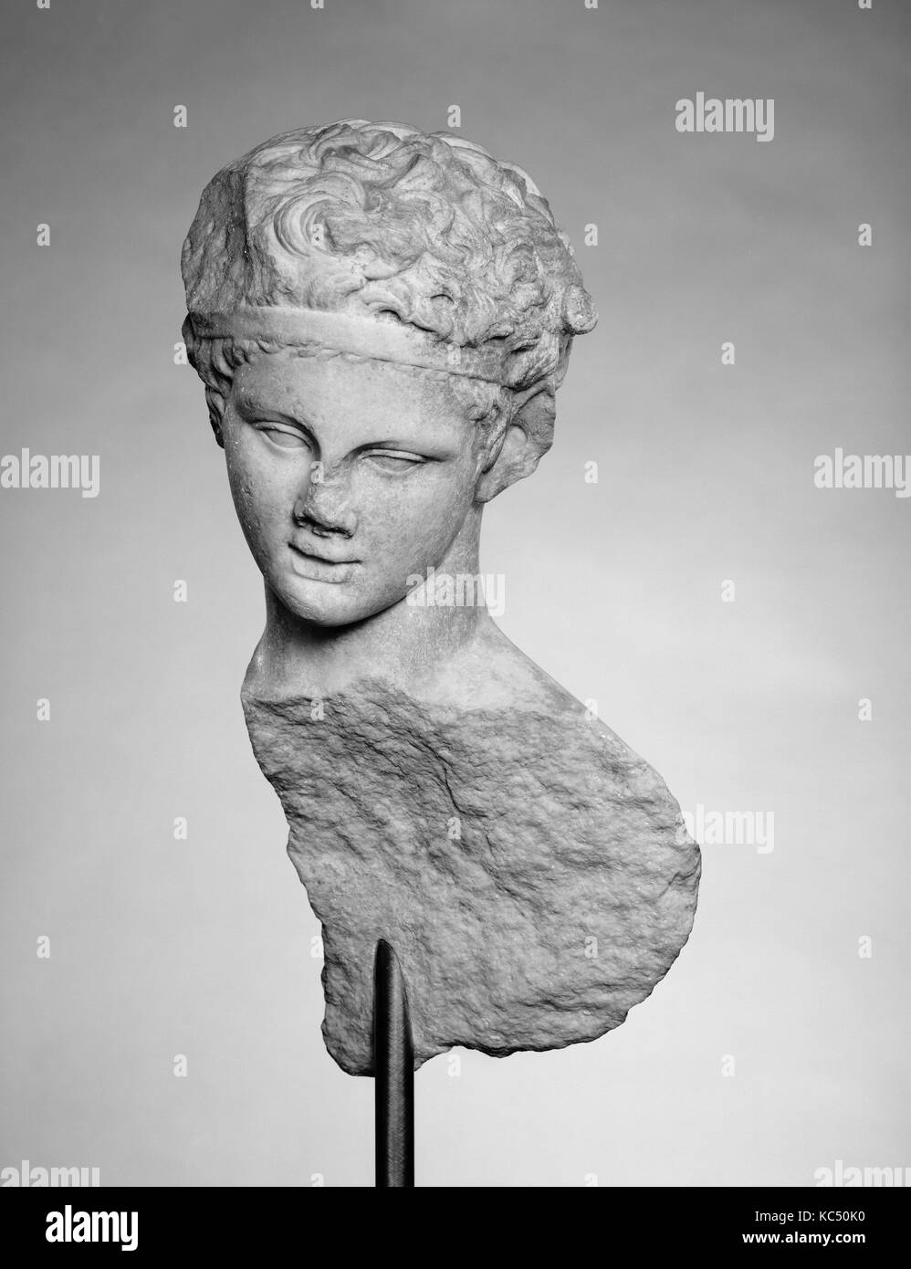 Testa e parte della schiena di una statua in marmo, 1° o 2° secolo A.d Foto Stock