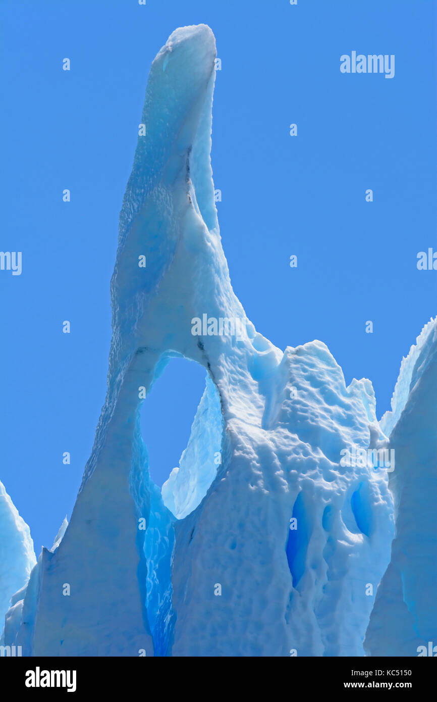 Spike di blu ghiaccio in cielo il perito mereno ghiacciaio in Argentina Foto Stock