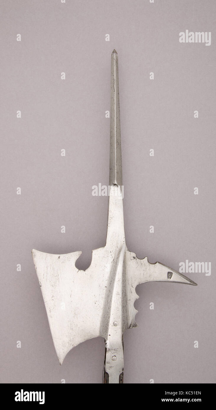 Alabarda, inizi del XVI secolo, Tedesco, acciaio, legno (rovere), L. 84 7/8 in. (215,5 cm); L. di testa 17 3/8 in. (44,1 cm); W. 10 1/2 in Foto Stock