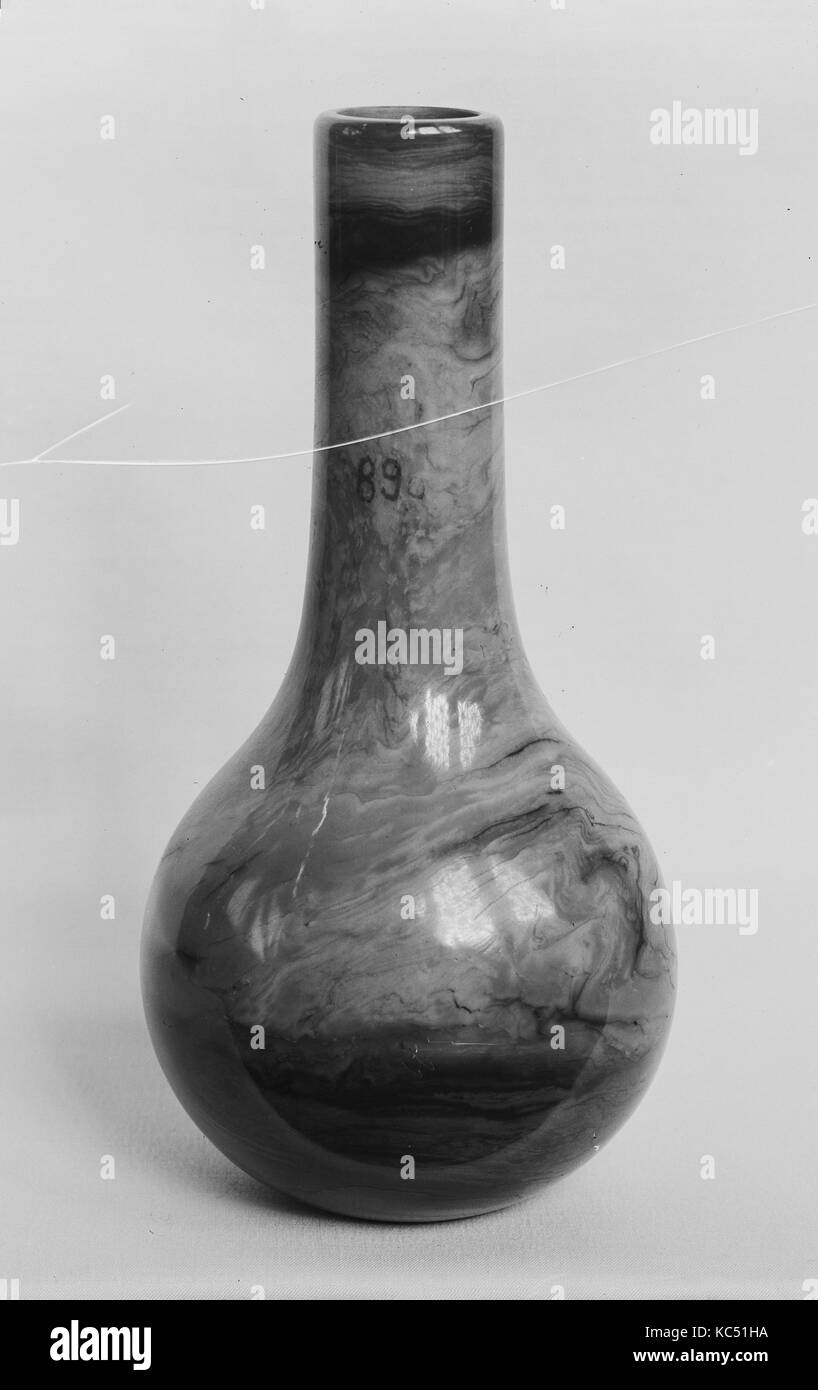 Bottiglia, XVIII secolo, Cina, Agata, H. 5 7/8 in. (14,9 cm), Hardstone Foto Stock