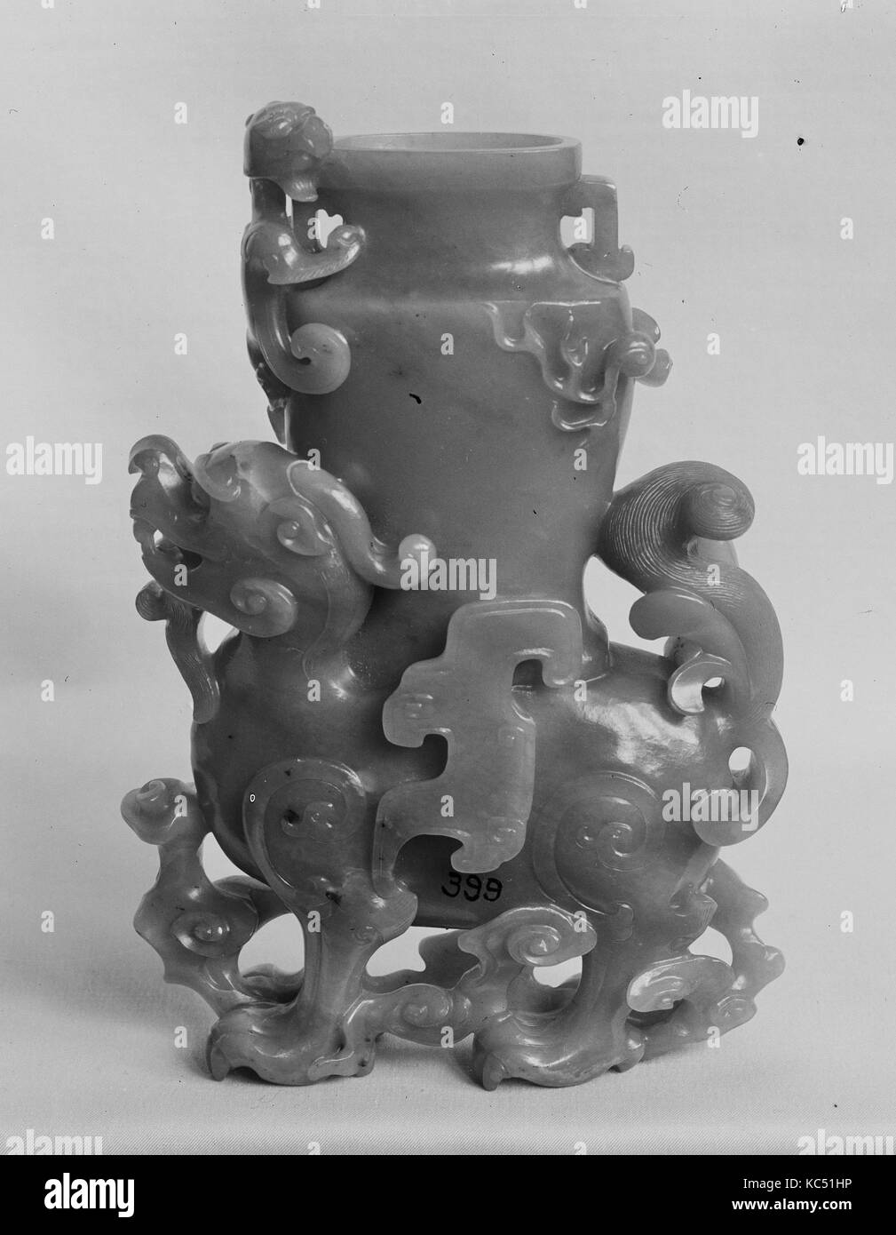 清中期 玉雕瑞獸瓶, creatura fantastica di supporto di un vaso, XVIII secolo Foto Stock