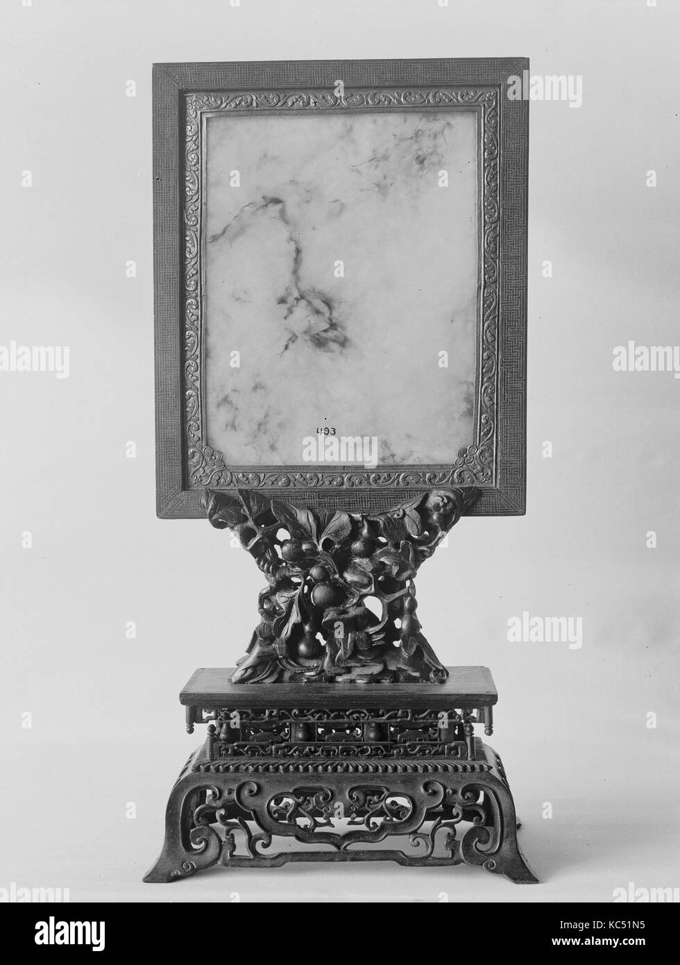 玉插屏, Tabella schermo, dinastia Qing (1644-1911), nel Periodo Qianlong (1736-95), Cina, Jadeite, H. 14 9/16 in. (37 cm); W. 6 13/16 in Foto Stock