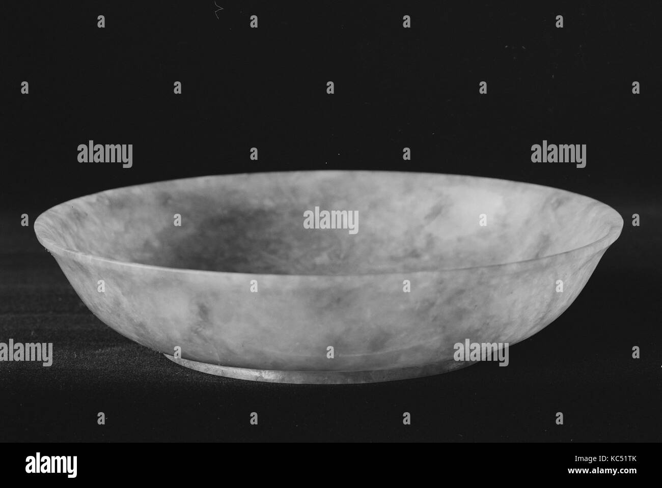 Piatto Saucer-Shaped, dinastia Qing (1644-1911), nel Periodo Qianlong (1736-95), Cina, Jadeite, H. 1 1/8 in. (2,9 cm); W. 5 1/4 in. (13 Foto Stock