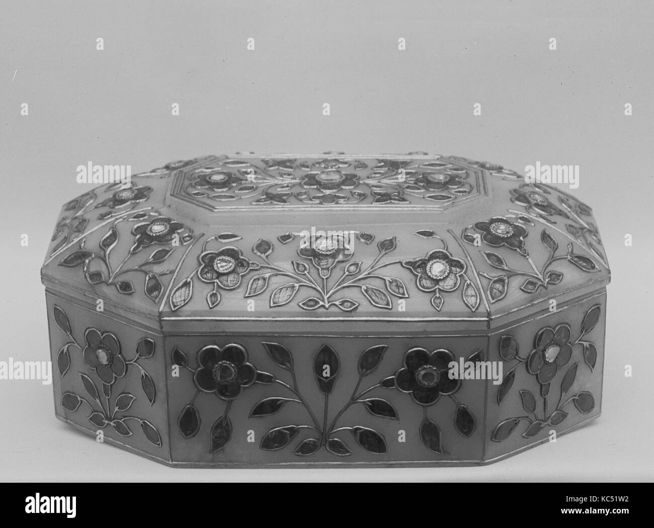 莫臥兒王朝或清中期 痕都斯坦風格鑲金嵌寶玉八棱盒, Scatola con coperchio, XVIII-XIX secolo Foto Stock