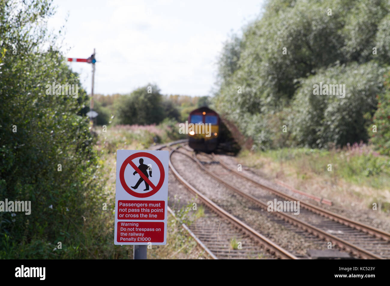 Un db cargo treno di sabbia a helsby stazione ferroviaria hsb trainato da una classe 66 locomotiva diesel Foto Stock