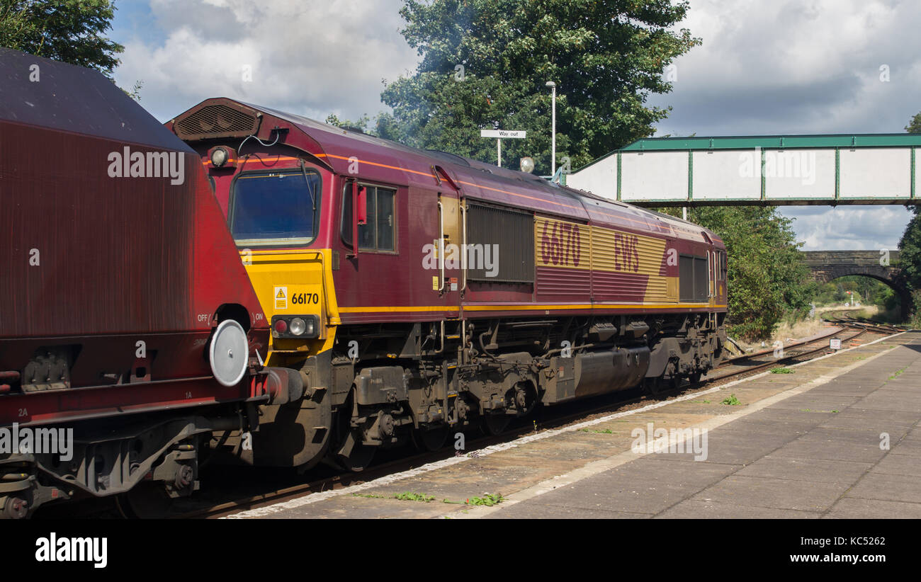 Un db cargo treno di sabbia a helsby stazione ferroviaria hsb trainato da una classe 66 locomotiva diesel Foto Stock