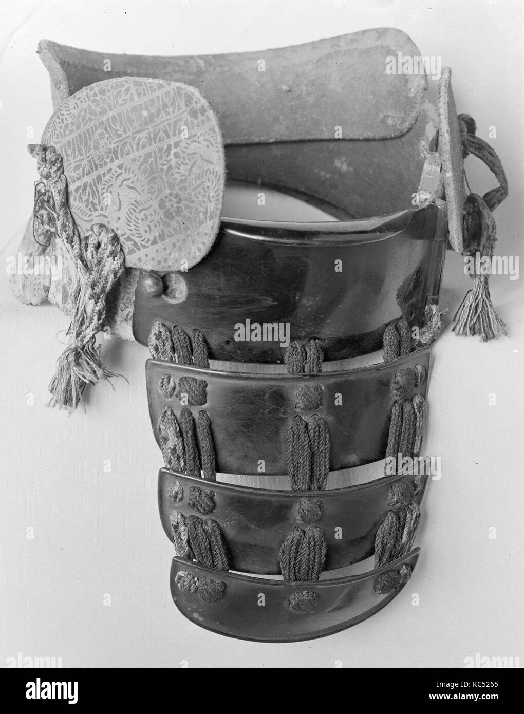 Gorget, XVIII secolo, Giapponese, legno laccato, H. 5 1/2 in. (14,0 cm); Diam. 6 1/2 in. (16,5 cm), Armor parti Foto Stock