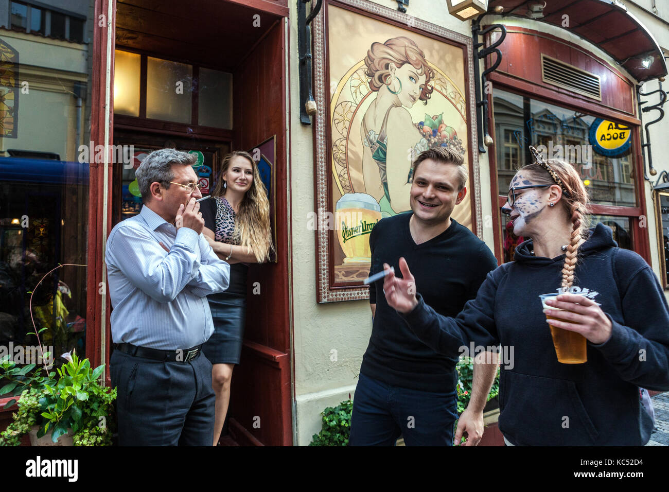 Persone che fumano sigarette e bevono birra fuori il bar la Boca, Truhlarska strada Praga, Repubblica Ceca vita Foto Stock