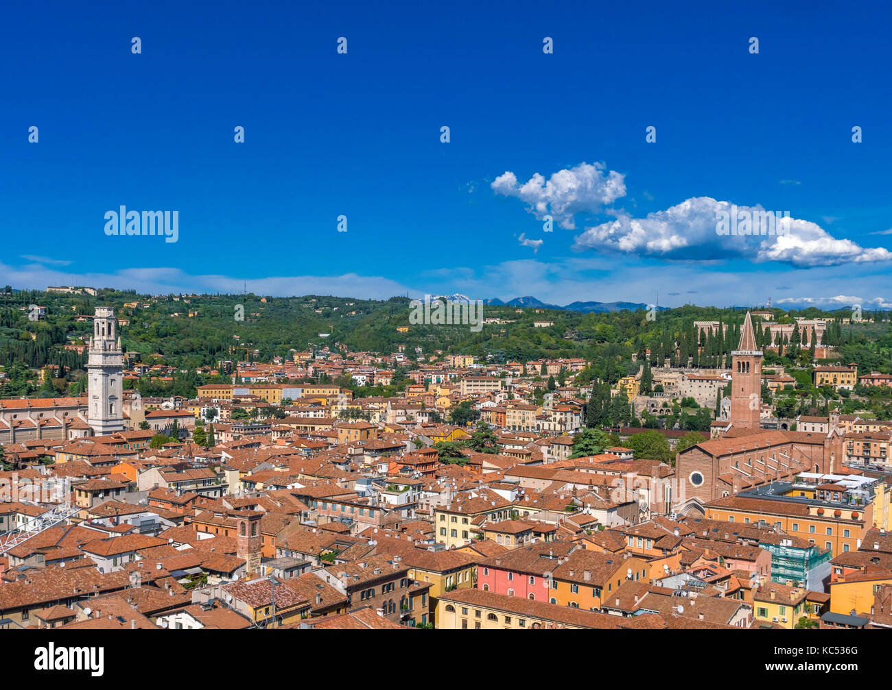 Vista dalla Torre dei Lamberti sopra la città di Verona Cattedrale Santa Maria Matricolare e chiesa di Santa Anastasia, Verona, veneto, Italia, Europa Foto Stock