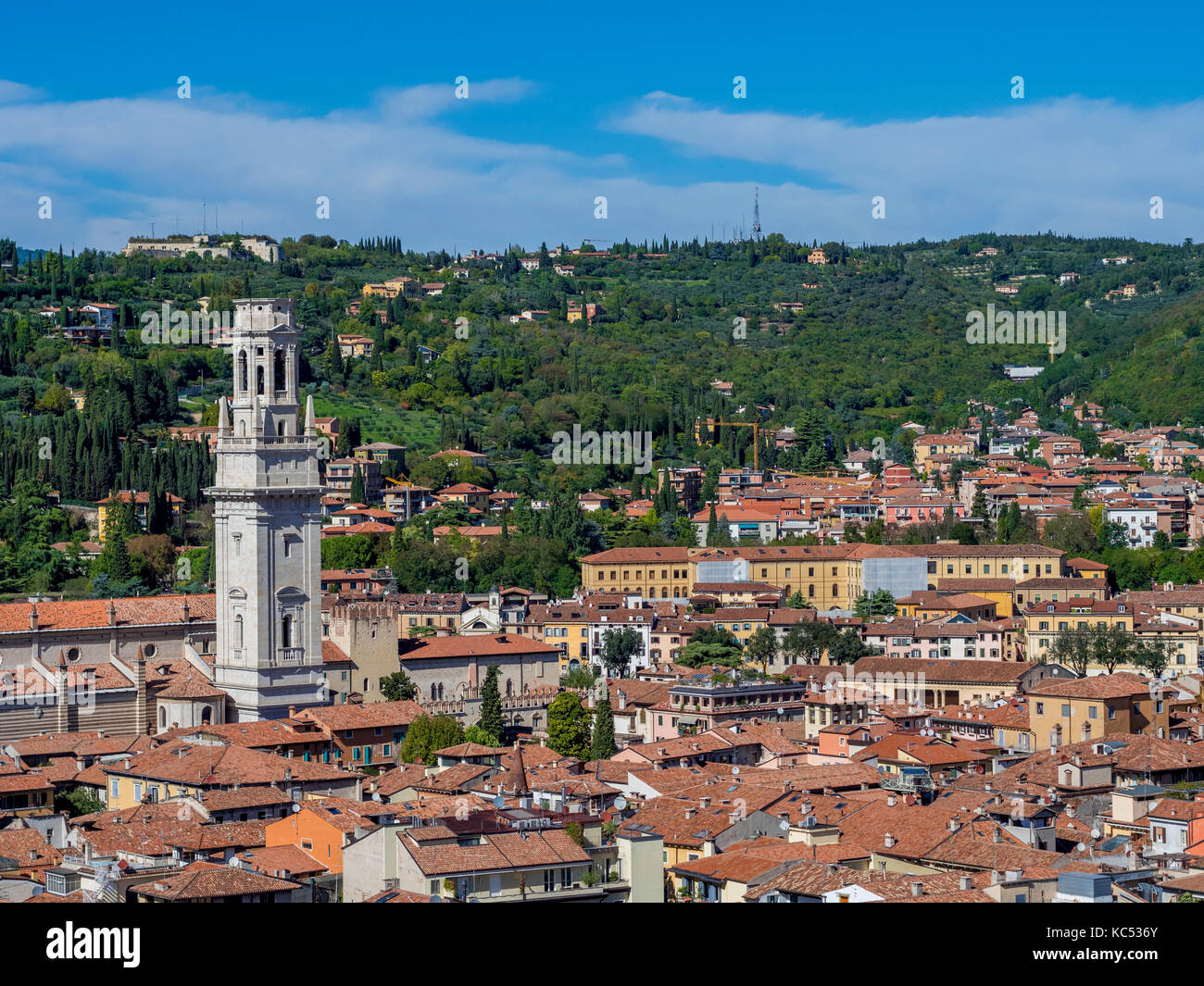 Vista dalla Torre dei Lamberti sopra la città di Verona cattedrale santa maria matricolare, Verona, veneto, Italia, Europa Foto Stock