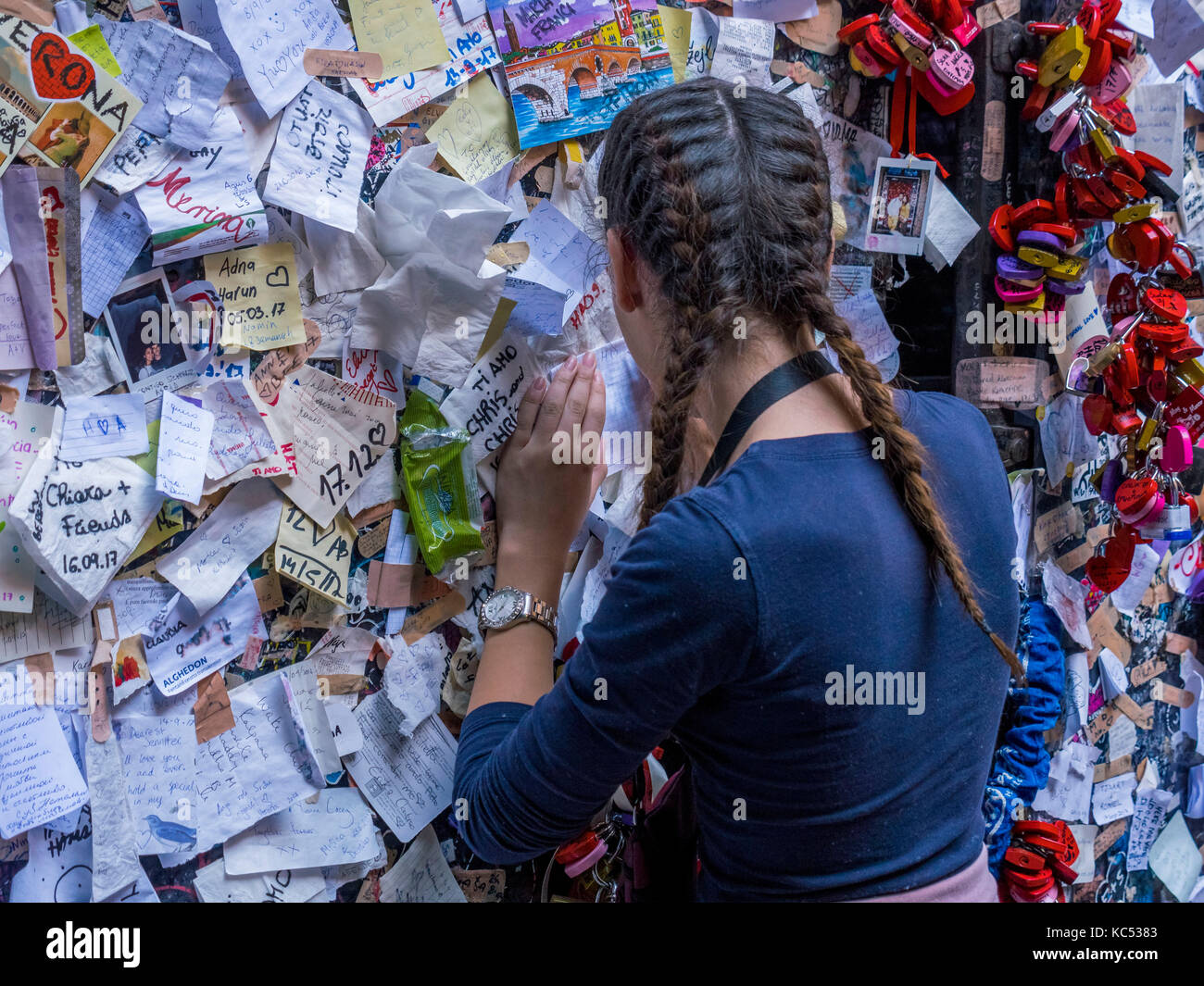 Donna su una parete con note per gli auguri alla casa di Giulietta, la casa di Giulietta, Verona, Venezia, Italia e Europa Foto Stock