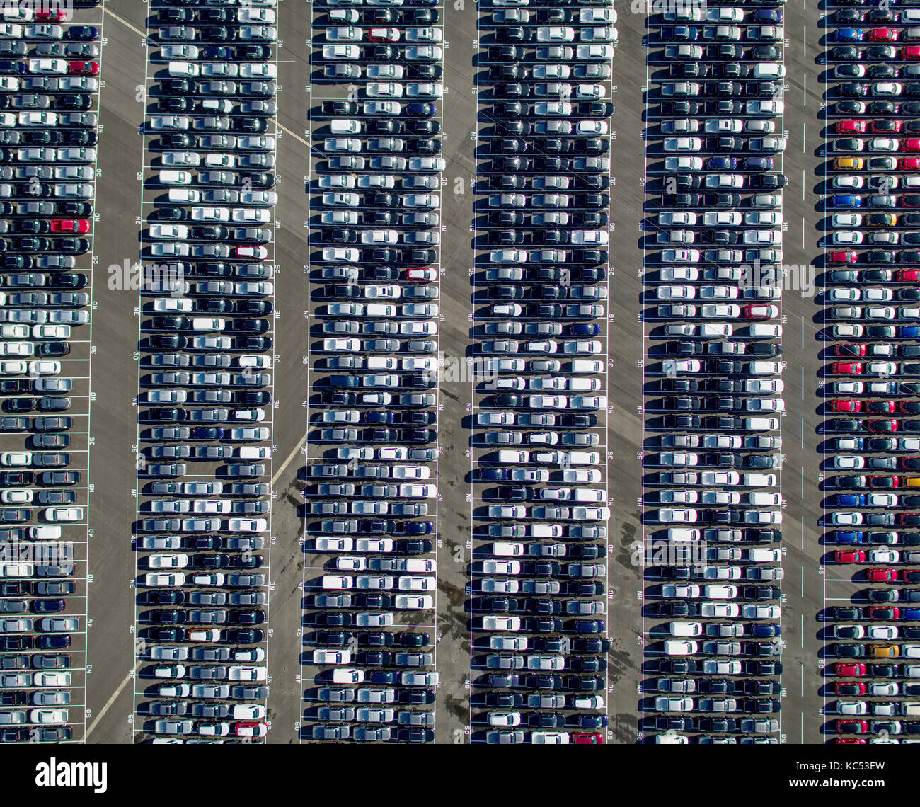 Vista aerea delle auto nuove di zecca parcheggiate ad Avonmouth, Bristol Foto Stock