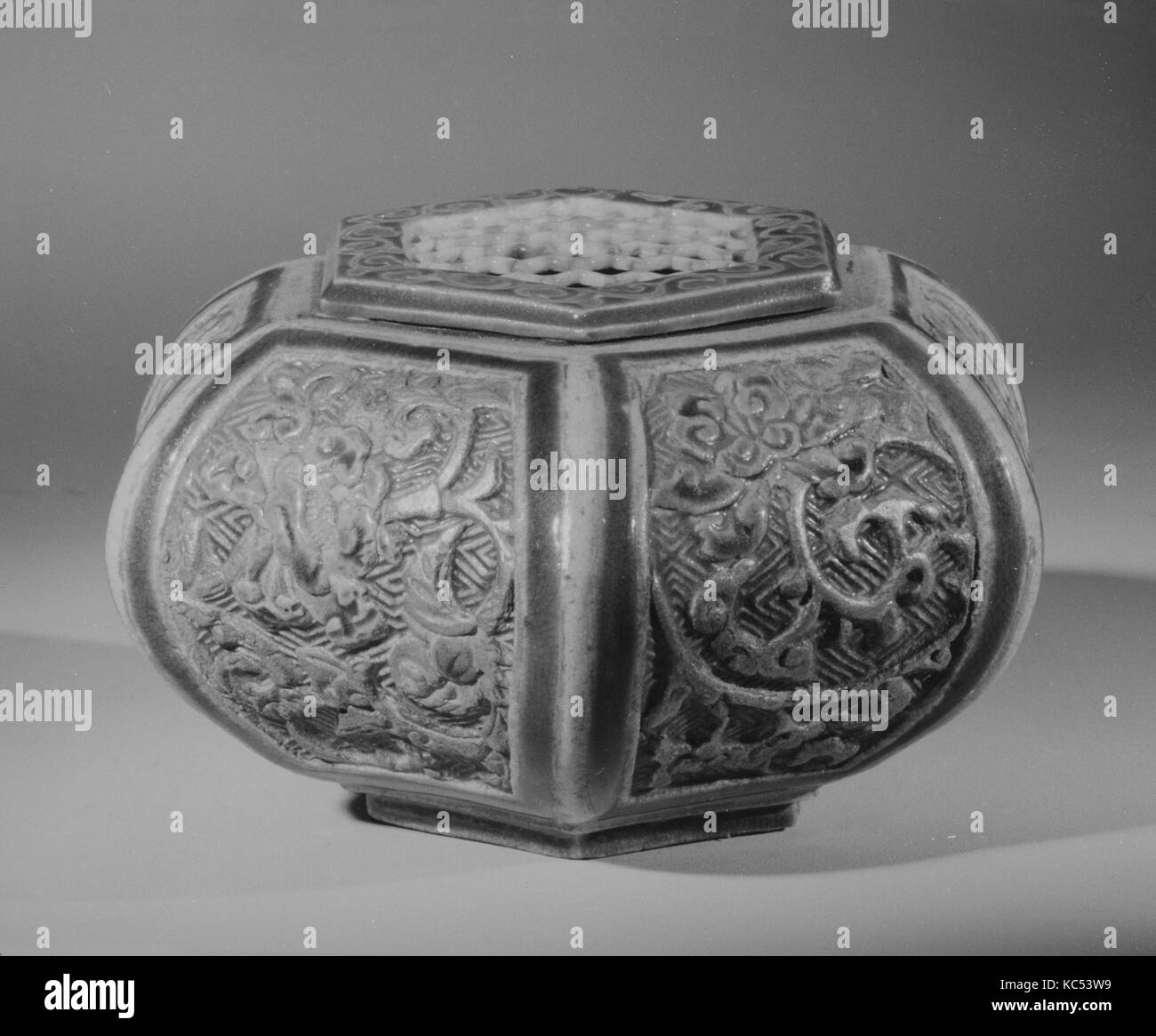 Bruciatore di incenso, periodo Edo (1615-1868), ca. 1790, Giappone, Openwork coperchio, pannelli rivestiti con smalti e decorazioni di contenimento Foto Stock