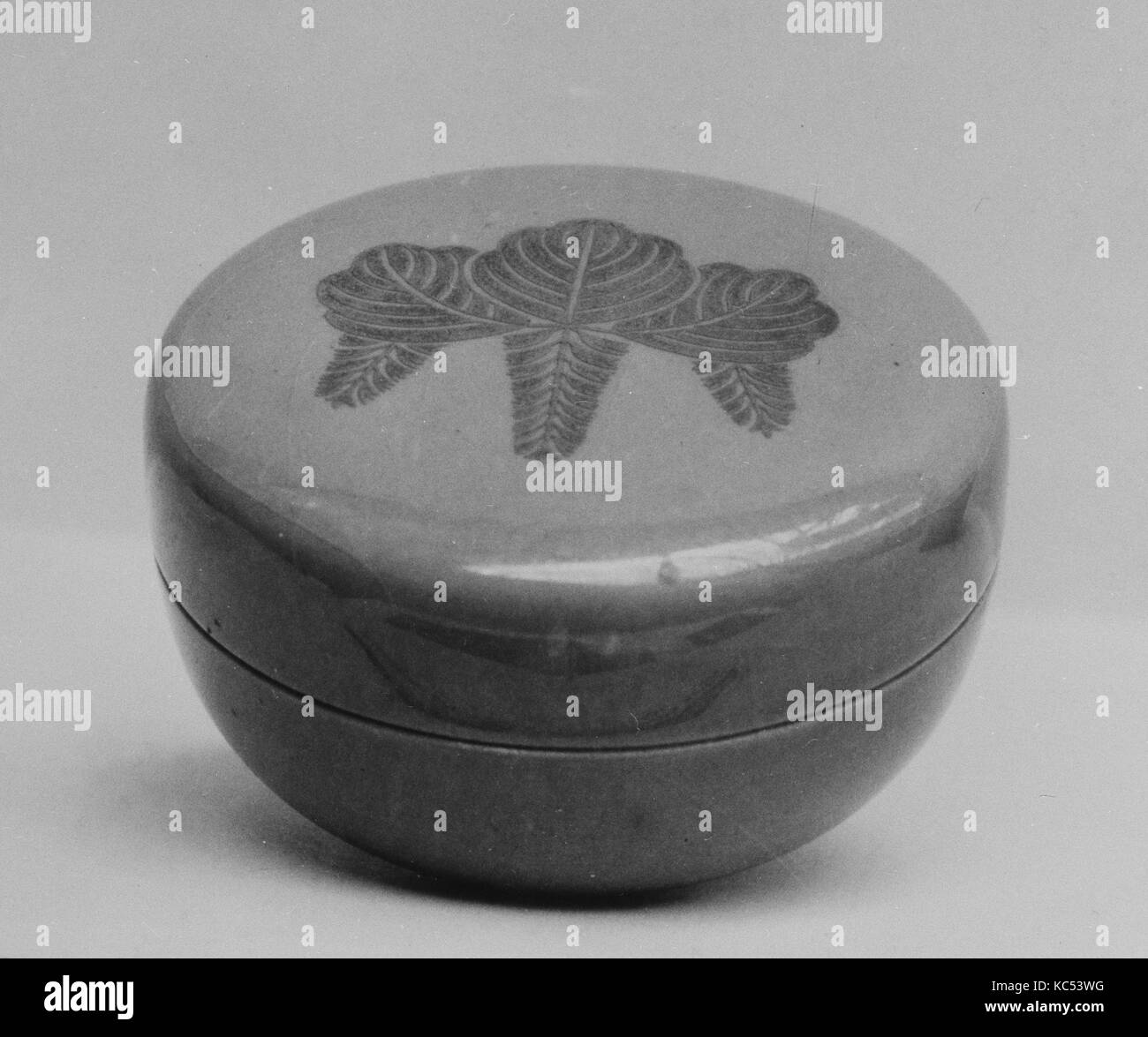 Oggetto casella di incenso, secolo XIX, Giappone, ceramiche; superficie coperta con; design in oro (Izumo ware), Diam. 1 7/8 in. (4,8 cm Foto Stock