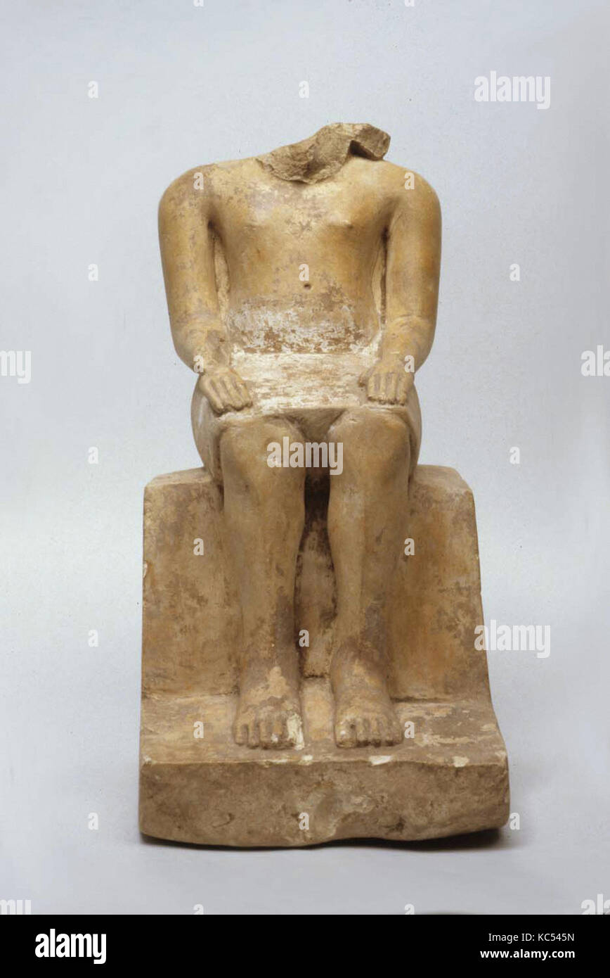 Uomo seduto, Antico Regno, Dynasty 4, ca. 2575-2465 A.C. dall'Egitto; eventualmente dal Sud Alto Egitto, ElKab, calcare, H. 30 Foto Stock