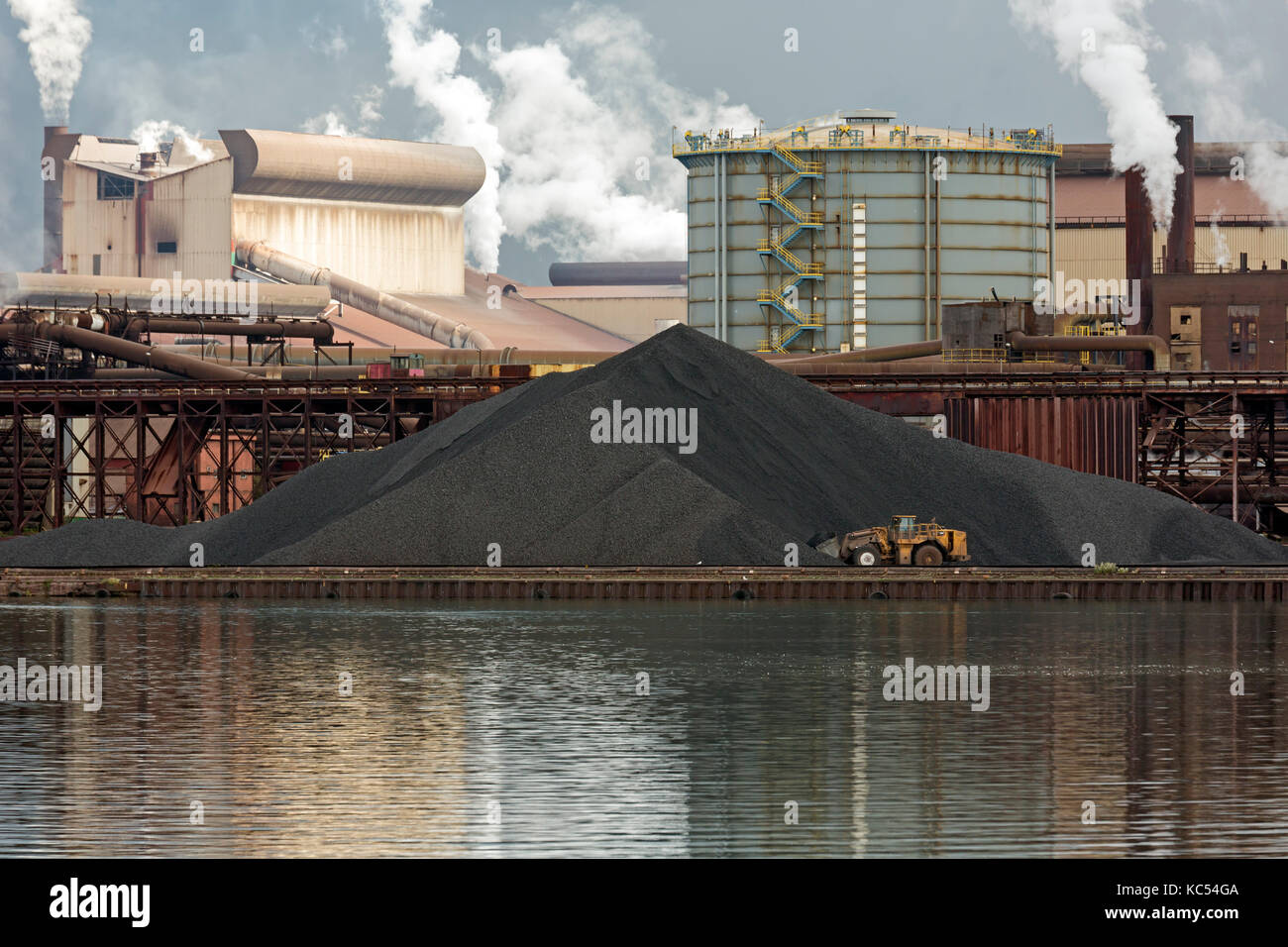 Sault Ste. marie, ontario canada - un mucchio di carbone al algoma mulino di acciaio sulla riva del st. Mary's river. Foto Stock