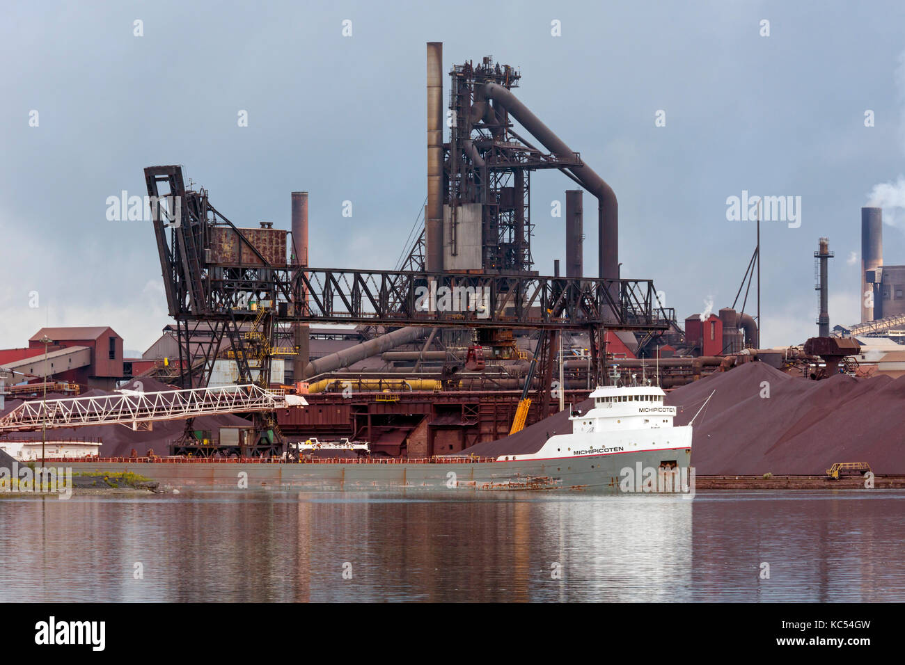 Sault Ste. marie, ontario canada - il michipicoten, un cargo bulk carrier, ancorata al algoma mulino di acciaio sulla riva del st. Mary's river. Foto Stock