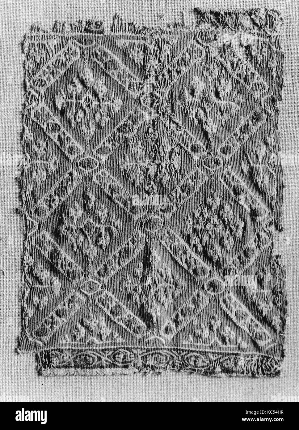 Un frammento, 6th-VII secolo, attribuito a Egitto, lana, lino; arazzo armatura, 14 9/16 in. alta 7 9/16 in. ampia (37 cm alto 19.2 Foto Stock